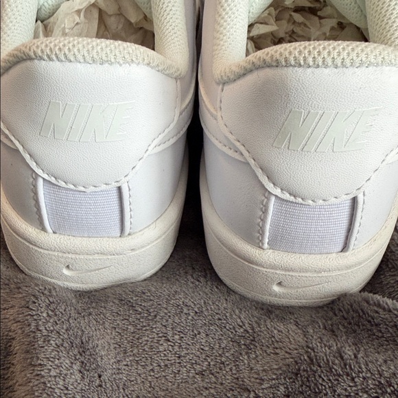 Classic White Nike Women's Leather Sneakers - Picture 3 of 8